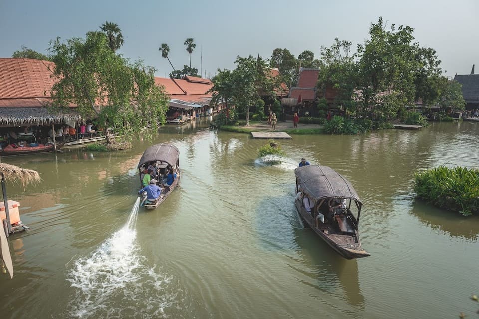 ที่นี่นับเป็นสถานที่ท่องเที่ยวในเชิงอนุรักษ์วัฒนธรรมไทยแบบดั้งเดิม ตลาดน้ำอโยธยา