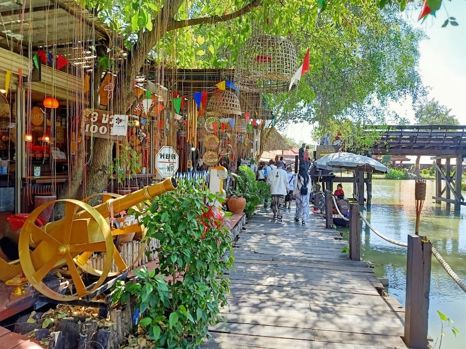 มีหลายโซนให้เลือกเดินเที่ยว ตลาดน้ำอโยธยา