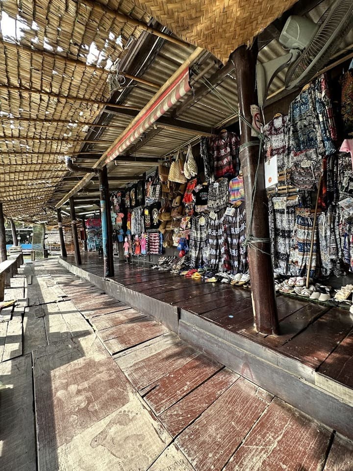 เสื้อผ้าก็มีน้าา ตลาดน้ำอโยธยา