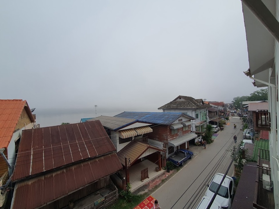 มองเห็นถนนวิวคนเดิน ชั้นบนสุดสามารถมองเห็นวิวประเทศลาวได้เลย ที่พักเชียงคาน