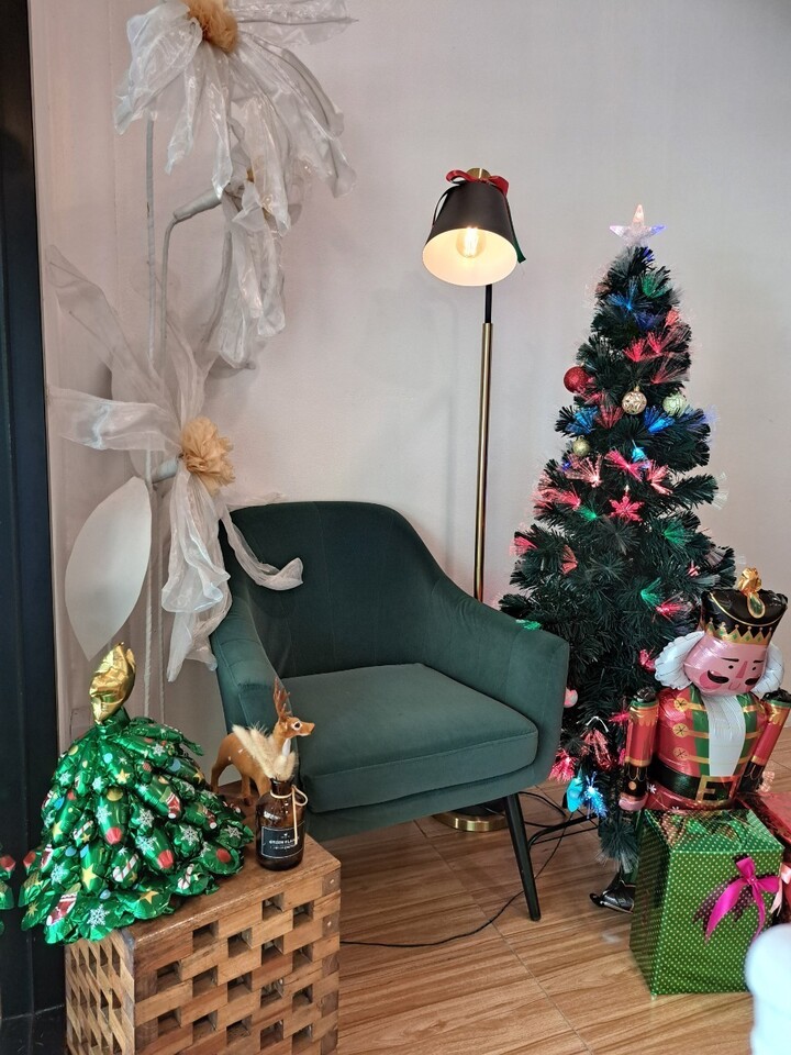 พนักงานบริการดี ต้นบัว CAFE