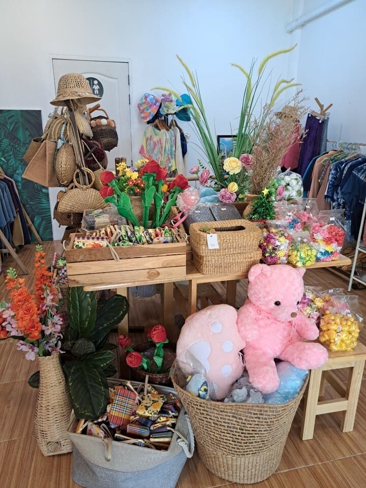 มีของที่ระลึกจำหน่าย ต้นบัว CAFE