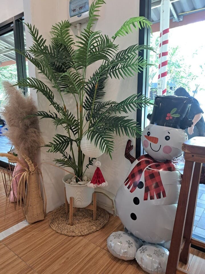 มุมถ่ายรูปเปลี่ยนตามเทศกาล ต้นบัว CAFE