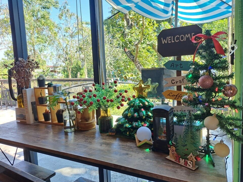 มุมถ่ายรูปเยอะด้วย ต้นบัว CAFE