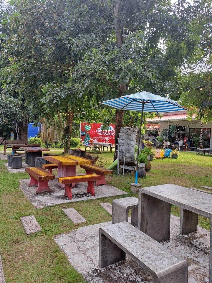 มุมด้านนอก ต้นบัว CAFE