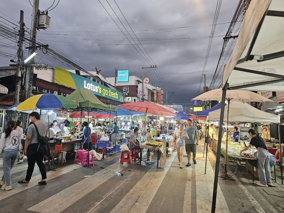 สินค้าที่จำหน่ายส่วนใหญ่มีคุณภาพดี และราคาย่อมเยาว์ ถนนคนเดินเชียงใหม่